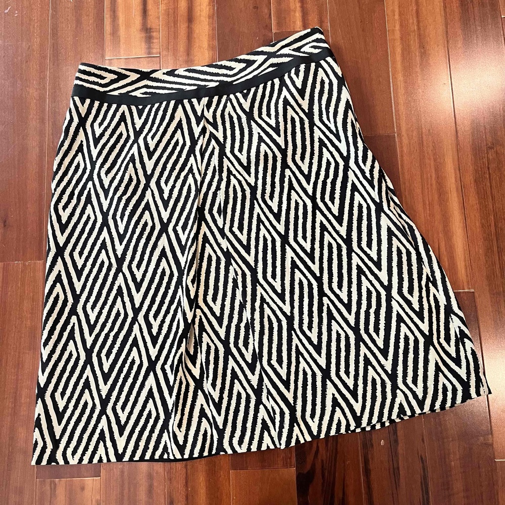 Ann Taylor Black Skirt‎ Geometric Print A-Line Knee-Length Side Zip Size 8